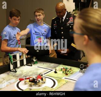 Gli studenti delle scuole medie dal caos motorizzato FIRST Lego League robotics team condividere il loro progetto con Lt. Gen. Larry Wyche, vice comandante dell esercito Materiel Command, durante la loro dimostrazione nel corso di una colazione di lavoro del National Space Club-Huntsville maggio 15. Wyche era l'oratore ospite alla riunione. Foto Stock