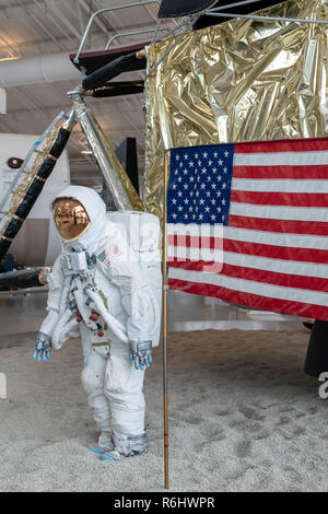 Replica della astronauta N. Armstrong sbarco sulla luna a Evergreen Aviation & Space Museum a McMinnville, Oregon Foto Stock