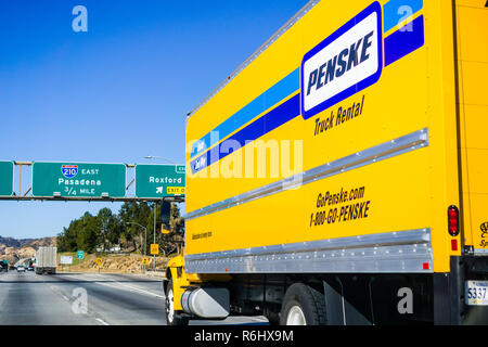 Dicembre 3, 2018 Los Angeles / CA / STATI UNITI D'AMERICA - Penske affittato carrello guida in autostrada Foto Stock