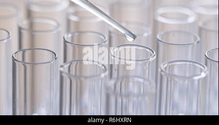 La caduta del liquido blu in provetta con contagocce in vetro Foto Stock