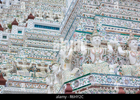 Yaksha bianco e ballerino di statue in Wat Arun tempio a Bangkok, in Thailandia. Il demone-statue di divinità sono una visione comune in templi buddisti in Thailandia, BU Foto Stock