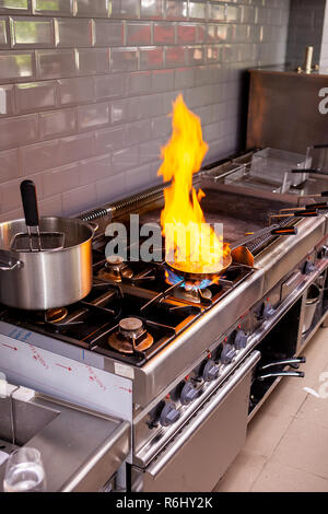 Lo Chef rendendo flambe fois gras in ristorante cucina Foto Stock