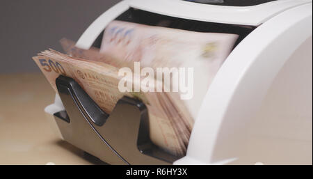 Denaro Macchina di conteggio calcola il numero di Hong Kong banconota Foto Stock