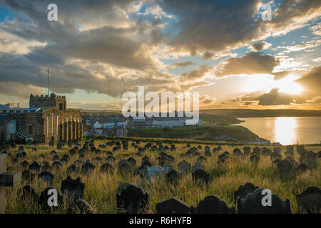 Cimitero di Whitby. Whitby è una città di mare, porto e parrocchia civile nel quartiere di Scarborough e contea inglese del North Yorkshire, Agosto 2017 Foto Stock