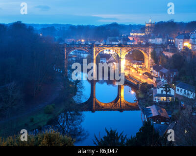 Il viadotto ferroviario sul fiume Nidd al crepuscolo in Knaresborough North Yorkshire, Inghilterra Foto Stock