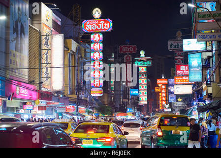 Night Shot del quartiere Chinatown a Bangkok, Thailandia, con traffico pesante e insegne al neon. Foto Stock