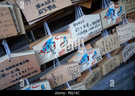 Giapponese illustrazioni creative su lo Shintoismo EMA placche in legno utilizzato per inviare le preghiere agli dèi a Okusha Jinja (Santuario) in Togakushi, Giappone Foto Stock
