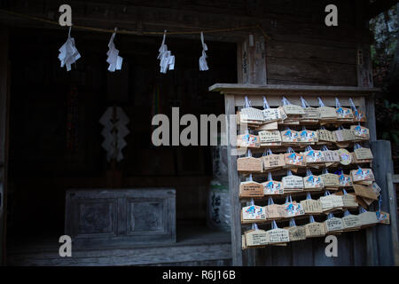 Giapponese illustrazioni creative su lo Shintoismo EMA placche in legno utilizzato per inviare le preghiere agli dèi a Okusha Jinja (Santuario) in Togakushi, Giappone Foto Stock