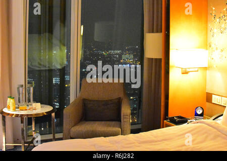 La vista da una camera da letto a Shangdi La Hotel in Shard - London Regno Unito Foto Stock