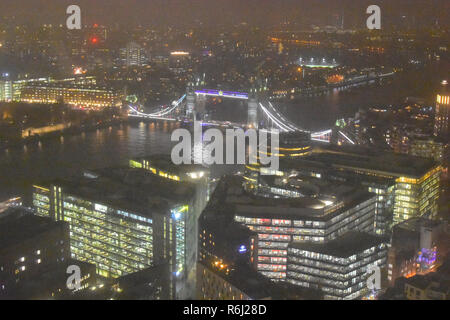 La vista da una camera da letto a Shangdi La Hotel in Shard - London Regno Unito Foto Stock