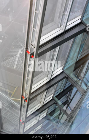 La vista da una camera da letto a Shangdi La Hotel in Shard - London Regno Unito Foto Stock