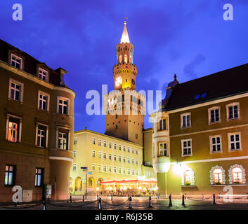 La parte centrale della città di Opole nella notte Foto Stock