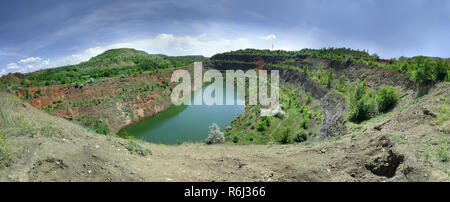 Vista della cava allagata a Krivoy Rog Ucraina Foto Stock