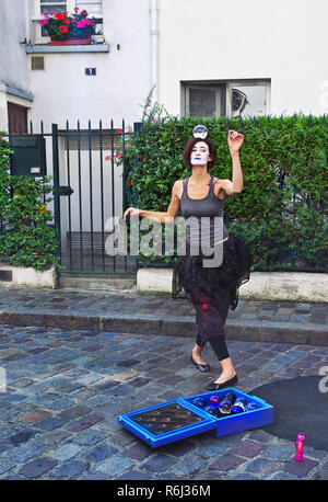 Parigi - Settembre 08: Mimo ballare con un magic ball sulla testa a Montmartre, Paris, Francia. su Settembre 08 2013. L'area di Montmartre è tra la maggior parte dei pop Foto Stock
