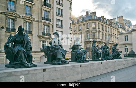 Statue di sei continets davanti al museo Orsay Foto Stock