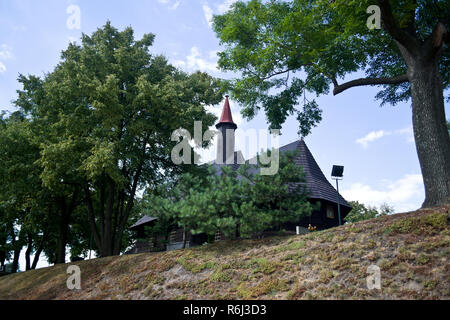 Chiesa in legno di San Rocco nel villaggio vicino Grodzisko Olesno, Polonia Foto Stock