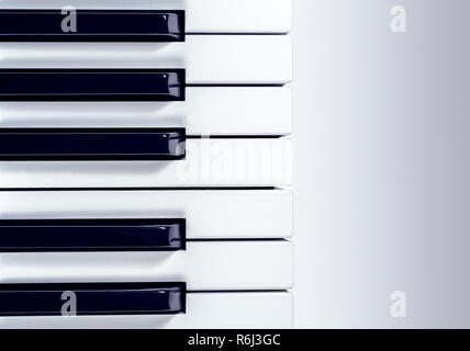 Tastiera sintetizzatore isolato su un gradiente di sfondo grigio Foto Stock