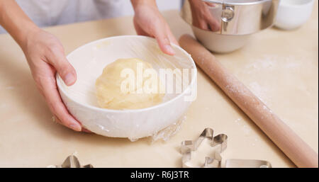 Per preparare la pasta per involucro di plastica Foto Stock