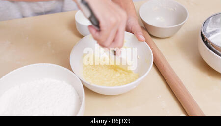 Preparare una pasta a casa Foto Stock