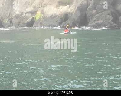 San Francisco Fire membri del dipartimento a bordo di un jet ski assistere un distressed nuotatore vicino a China Beach, 20 maggio 2017, Sabato. Stazione della Guardia costiera Golden Gate e San Francisco Fire Department salvato 2 nuotatori ipotermico. (Coast Guard Foto Stock