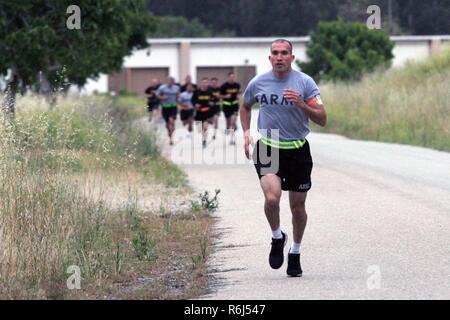 Nevada Esercito Nazionale Guardsman Sgt. Oswald Sanchez finito prima in classifica generale il 2-mile Army Physical Fitness Test (APFT) 16 maggio nel 2017 la Guardia Nazionale Ufficio di Presidenza Regione 7 guerriero migliore concorrenza a San Luis Obispo, California. Foto Stock