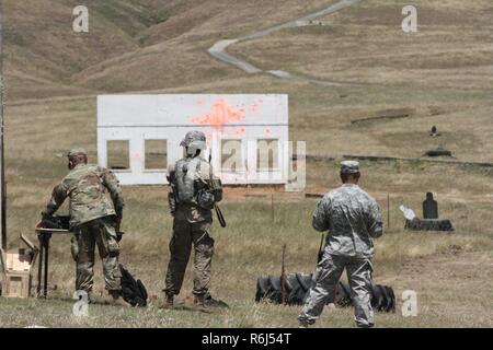 California Esercito Nazionale Guardsman Sgt. James Peterson incendi di un lanciagranate e schizza burst arancione su un bersaglio 100 metri giù per la gamma 16 maggio nel 2017 la Guardia Nazionale Ufficio di Presidenza Regione 7 guerriero migliore concorrenza a Camp San Luis Obispo San Luis Obispo, California. Foto Stock