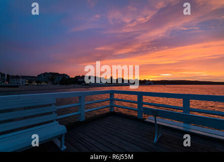 Tramonto sul molo di Sopot, vicino a Danzica, Polonia. Foto Stock