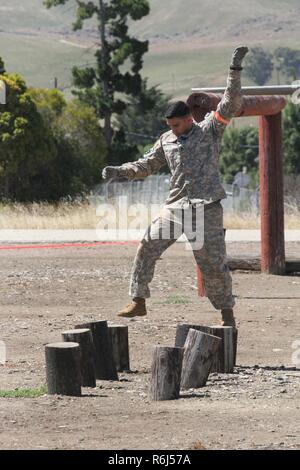 Hawaii Esercito Nazionale Guardsman Staff Sgt. Brian manovre di legno attraverso il percorso ad ostacoli evento può 16 durante il 2017 esercito Guardia Nazionale Regione 7 guerriero migliore concorrenza possono 15-19 a Camp San Luis Obispo, California. Foto Stock