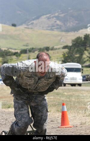 Nevada Esercito Nazionale Guardsman Sgt. Oswald Sanchez trascina un 180-pound skid nel maggio 16 ostacolo corso durante il 2017 esercito Guardia Nazionale Regione 7 guerriero migliore concorrenza possono 15-19 a Camp San Luis Obispo, California. Foto Stock