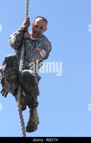 Utah Esercito Nazionale Guardsman Sgt. Peter R. Wiedmeier sale una corda in ostacolo corso evento può 16 durante il 2017 esercito Guardia Nazionale Regione 7 guerriero migliore concorrenza possono 15-19 a Camp San Luis Obispo, California. Foto Stock