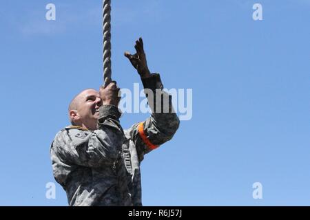 Utah Esercito Nazionale Guardsman Sgt. Peter R. Wiedmeier afferra una corda in ostacolo corso evento può 16 durante il 2017 esercito Guardia Nazionale Regione 7 guerriero migliore concorrenza possono 15-19 a Camp San Luis Obispo, California. Foto Stock