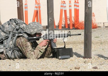 Sgt. James Peterson della California Army National Guard incendi presso un target durante la sollecitazione Shoot/lotta per il tuo fucile evento del 2017 la Guardia Nazionale Ufficio di Presidenza Regione VII guerriero migliore concorrenza a San Luis Obispo, California. Foto Stock