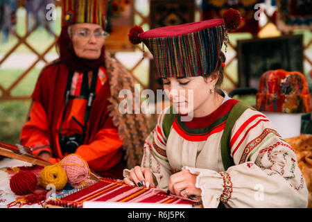 Distretti di Vetka, Bielorussia - Giugno 23, 2018: Donna nella tradizionale etnica Folk Nazionale Russa vestito in costume cinghia di tessitura Foto Stock