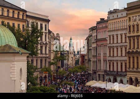 La gente va da Grodzka Street a Cracovia in Polonia. Europa Foto Stock