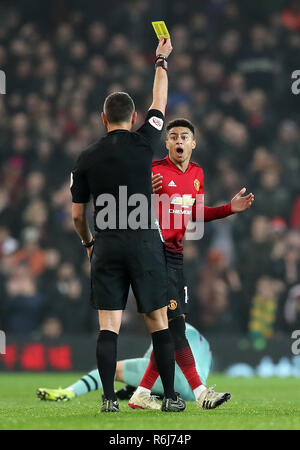 Arbitro della corrispondenza Andre Marriner mostra il Manchester United Jesse Lingard un cartellino giallo durante la Premier League a Old Trafford, Manchester. Foto Stock