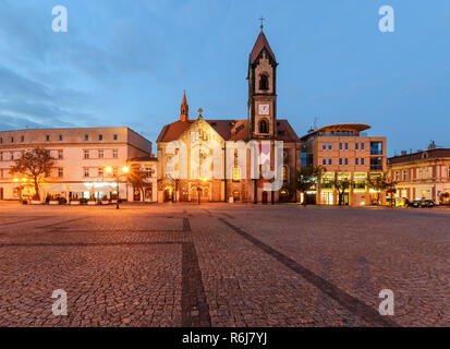 La chiesa nella piazza centrale di Tarnowskie Gory, Slesia, Polonia. Serata foto. Foto Stock