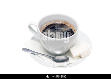 Tazza di caffè nero su un piattino con un tovagliolo, un cucchiaino e zollette di zucchero Foto Stock