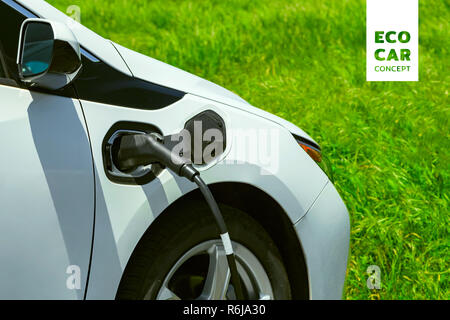 Auto elettrica in carica su parcheggio Foto Stock