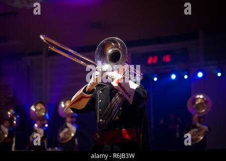 Dettagli da una musica, spettacolo e marching band. Riproduzione di musicisti di strumenti a fiato in divisa. Il baritono, Mellofoon., tromba, percussioni. Concert Band Foto Stock