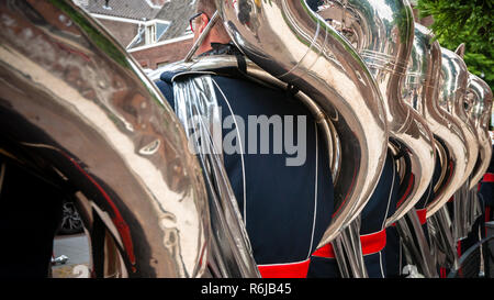 Dettagli da una musica, spettacolo e marching band. Riproduzione di musicisti di strumenti a fiato in divisa. Il baritono, Mellofoon., tromba, percussioni. Concert Band Foto Stock