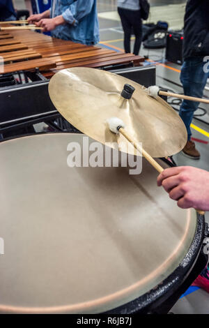 Musicista riproduce i cembali di un timpano con coscia Foto Stock