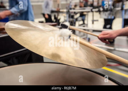 Musicista riproduce i cembali di un timpano con coscia Foto Stock