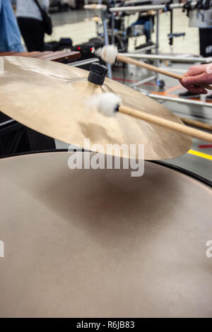 Musicista riproduce i cembali di un timpano con coscia Foto Stock