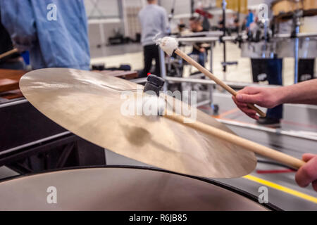 Musicista riproduce i cembali di un timpano con coscia Foto Stock