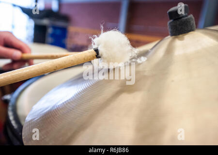 Musicista riproduce i cembali di un timpano con coscia Foto Stock