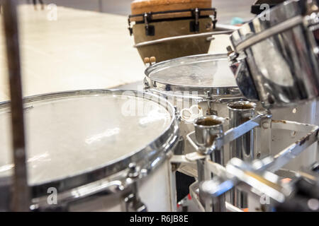 Drum band instruments durante una performance con percussionisti e sezione rhythm Foto Stock