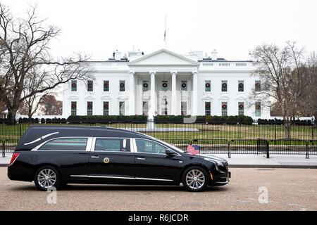 Washington DC, Stati Uniti d'America. 4 dicembre, 2018. Il Presidential trasporto funebre scrigno dell ex Presidente George H.W. Bussola passa alla Casa Bianca in rotta verso la Cattedrale Nazionale di Washington dopo la posa in stato presso il Campidoglio degli Stati Uniti il 5 dicembre 2018 a Washington, DC. Bush, la quarantunesima edizione del presidente, morì nella sua casa di Houston all'età 94. Credito: Planetpix/Alamy Live News Foto Stock