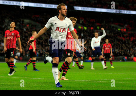 Londra, Regno Unito. 5 Dic, 2018. Harry Kane del Tottenham Hotspur festeggia dopo aver segnato il suo team il primo obiettivo. EPL Premier League, Tottenham Hotspur v Southampton allo Stadio di Wembley a Londra il Mercoledì 5 dicembre 2018. Questa immagine può essere utilizzata solo per scopi editoriali. Solo uso editoriale, è richiesta una licenza per uso commerciale. Nessun uso in scommesse, giochi o un singolo giocatore/club/league pubblicazioni . pic da Steffan Bowen/Andrew Orchard fotografia sportiva/Alamy Live news Credito: Andrew Orchard fotografia sportiva/Alamy Live News Foto Stock