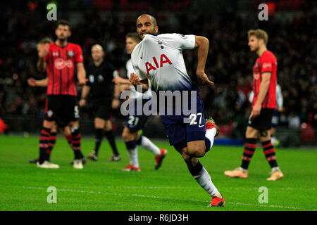 Londra, Regno Unito. 5 Dic, 2018. Lucas Moura del Tottenham Hotspur festeggia dopo il suo punteggio del team secondo obiettivo. EPL Premier League, Tottenham Hotspur v Southampton allo Stadio di Wembley a Londra il Mercoledì 5 dicembre 2018. Questa immagine può essere utilizzata solo per scopi editoriali. Solo uso editoriale, è richiesta una licenza per uso commerciale. Nessun uso in scommesse, giochi o un singolo giocatore/club/league pubblicazioni . pic da Steffan Bowen/Andrew Orchard fotografia sportiva/Alamy Live news Credito: Andrew Orchard fotografia sportiva/Alamy Live News Foto Stock