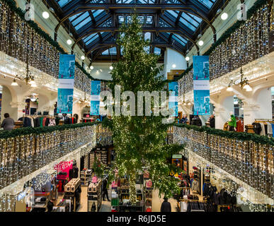 Princes Street, Edimburgo, Scozia, Regno Unito il 5 dicembre 2018. Jenners albero di Natale è un istituzione di Edimburgo. Il 40 piede albero di Natale riempie il centro della Grand Victorian balconied galleria per lo shopping Foto Stock